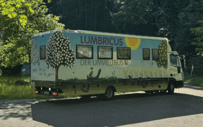 Der 8er Biokurs untersucht Gewässer